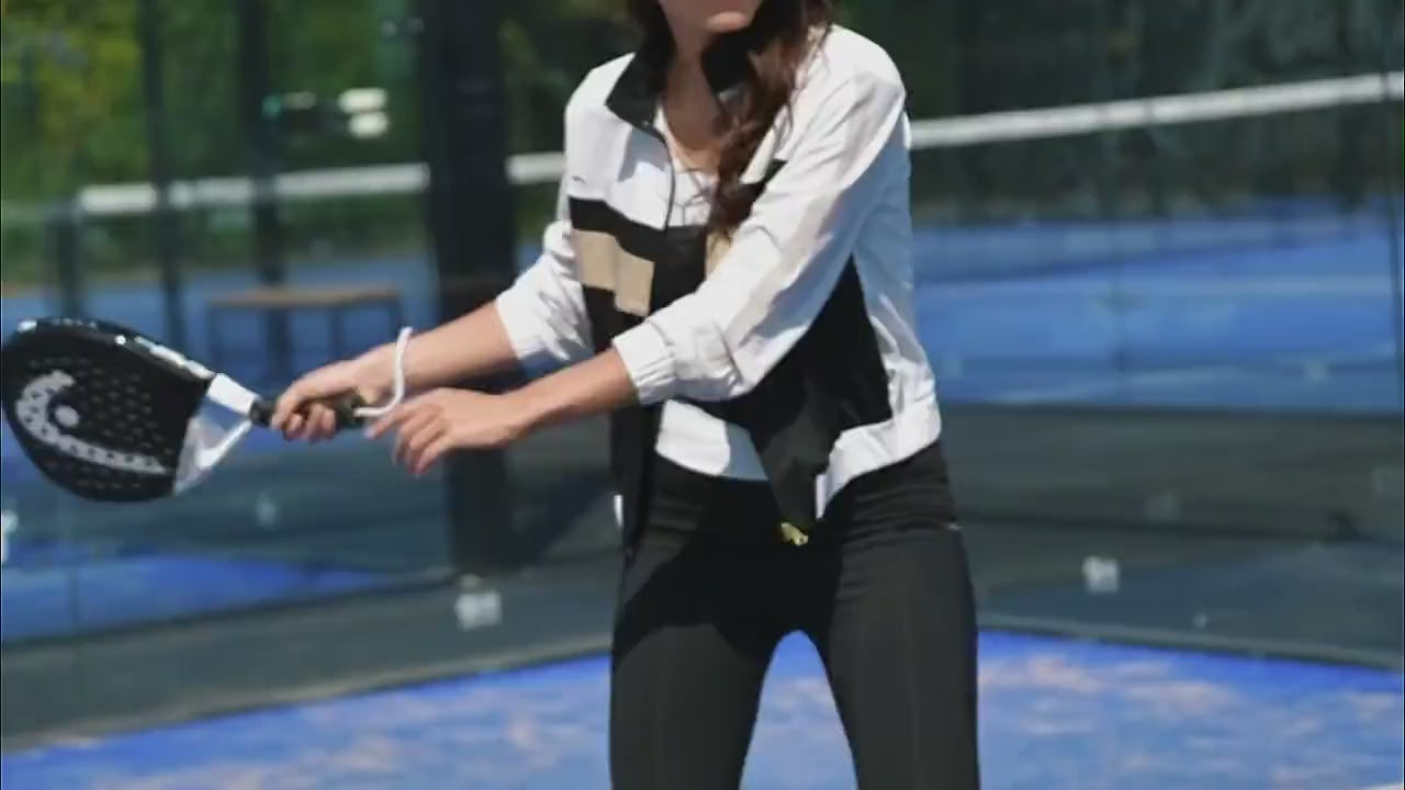 Video laden: video van Padel73 met vrouwen die padel spelen in premium padelkleding; sportieve bewegingen, moderne activewear en performance outfits
