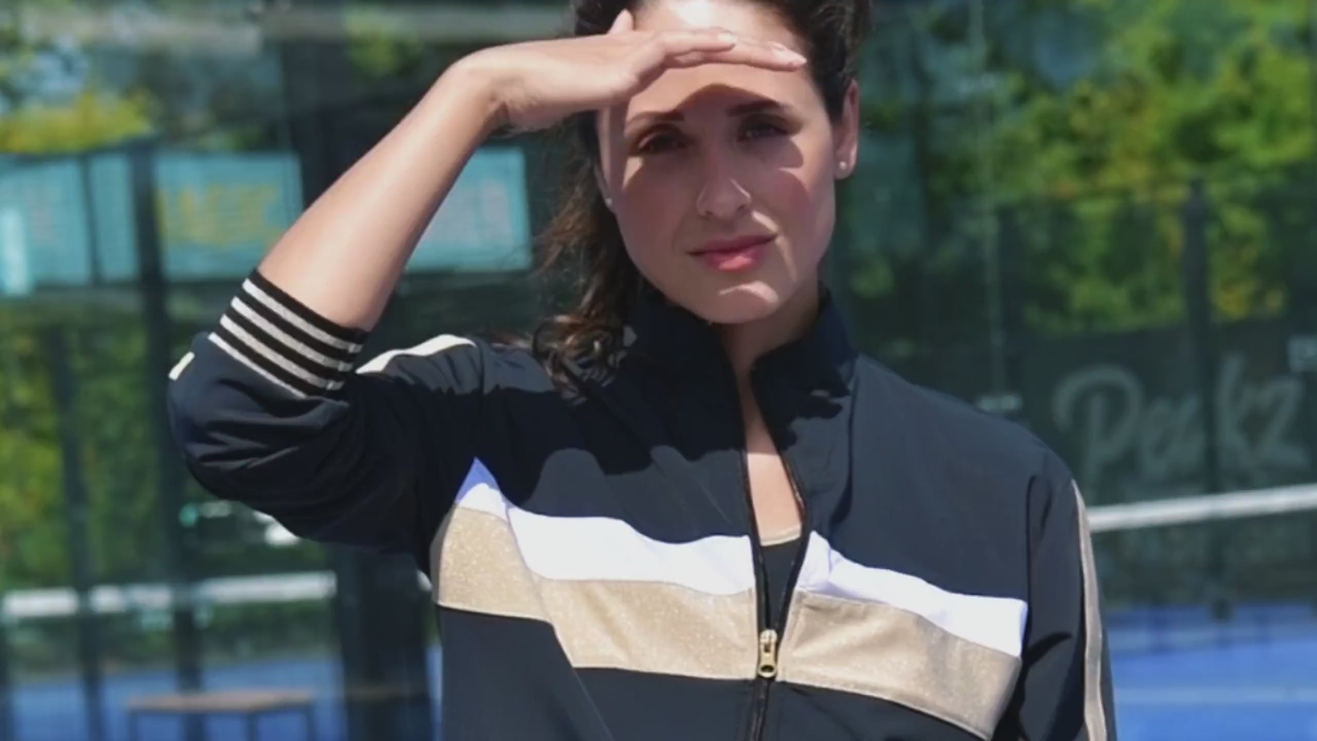 Video laden: video van Padel73 met vrouwen die padel spelen in premium padelkleding; sportieve bewegingen, moderne activewear en performance outfits